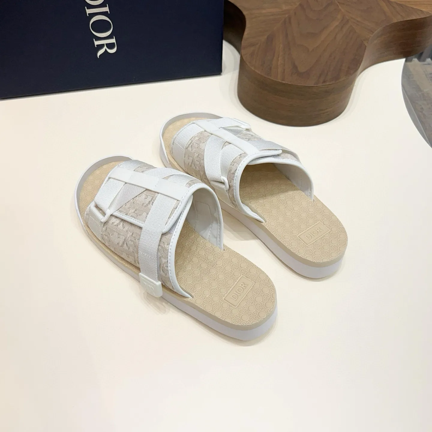 Factory price: 280💰Dior Alias ​​men's leather slippers. This Alias ​​sandal is a new summer product, showing a casual and elegant style. Carefully crafted from grained cow leather and Oblique printed fabric, with cowhide lining! Cross-strap design with metal-clad brass CD Diamond logo. The imported cowhide leather and rubber sole adds sophistication and comfort, while Oblique print-effect anti-slip panels add style. Size: 38-44 (45 customized)